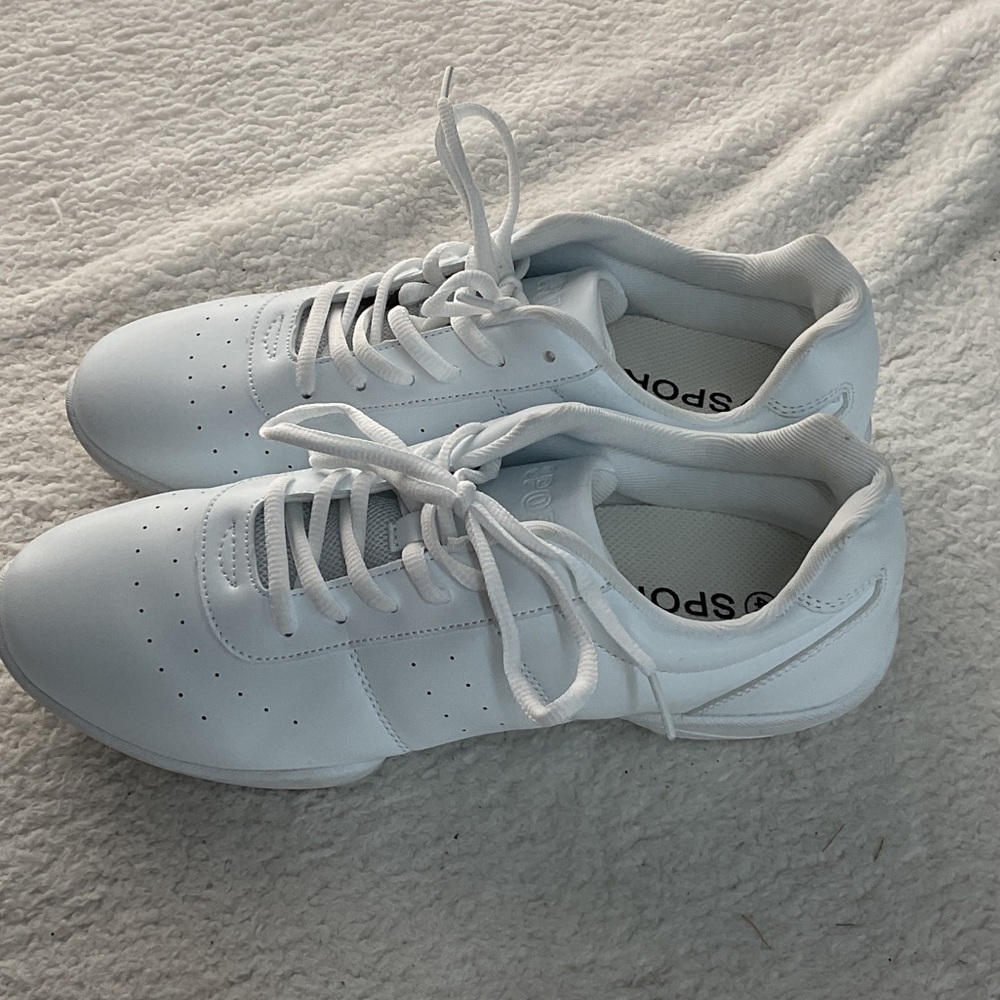 Woman’s White Low-Top sports Sneakers